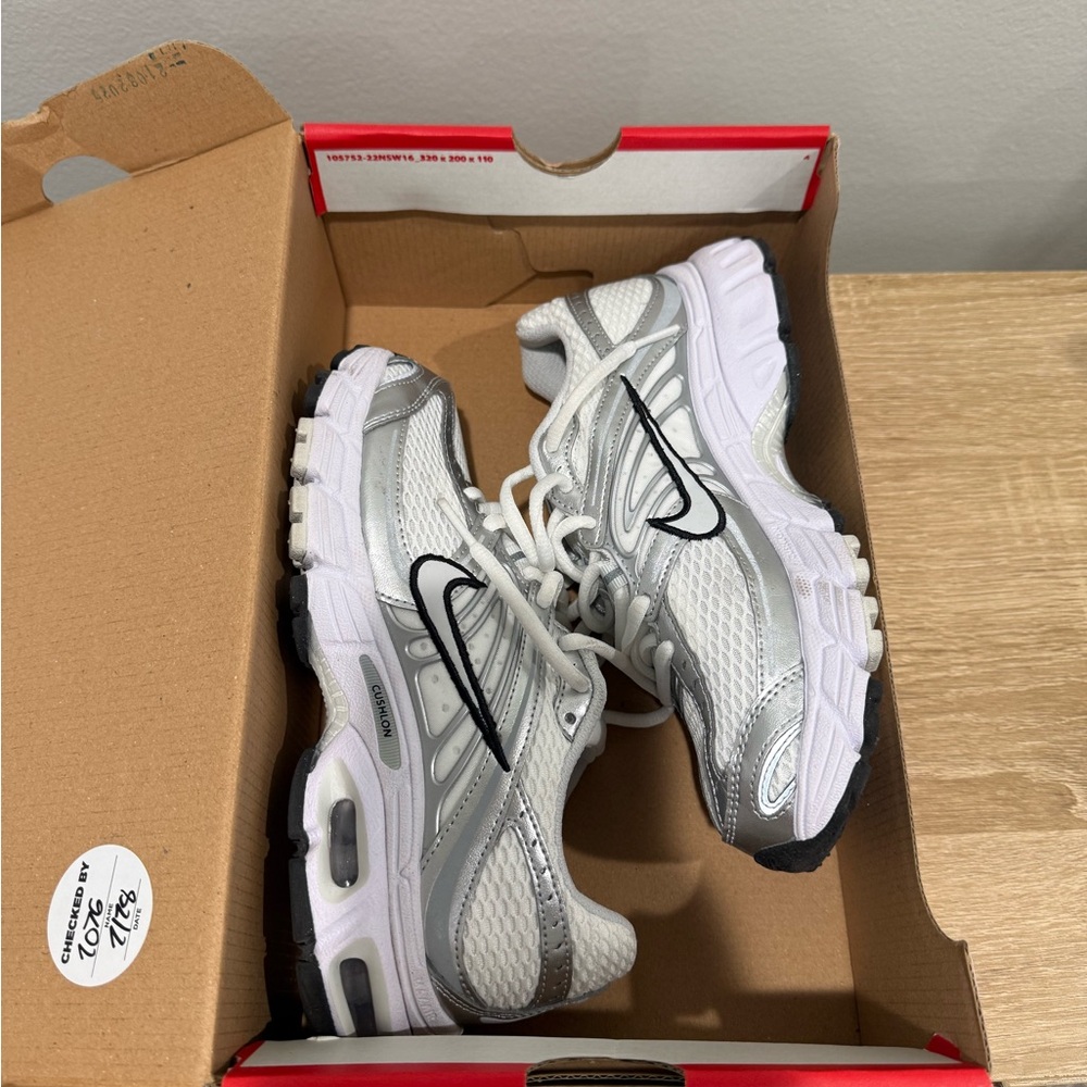 Nike Women's White and Silver Mesh Sneakers with Black Swoosh - Picture 8 of 9